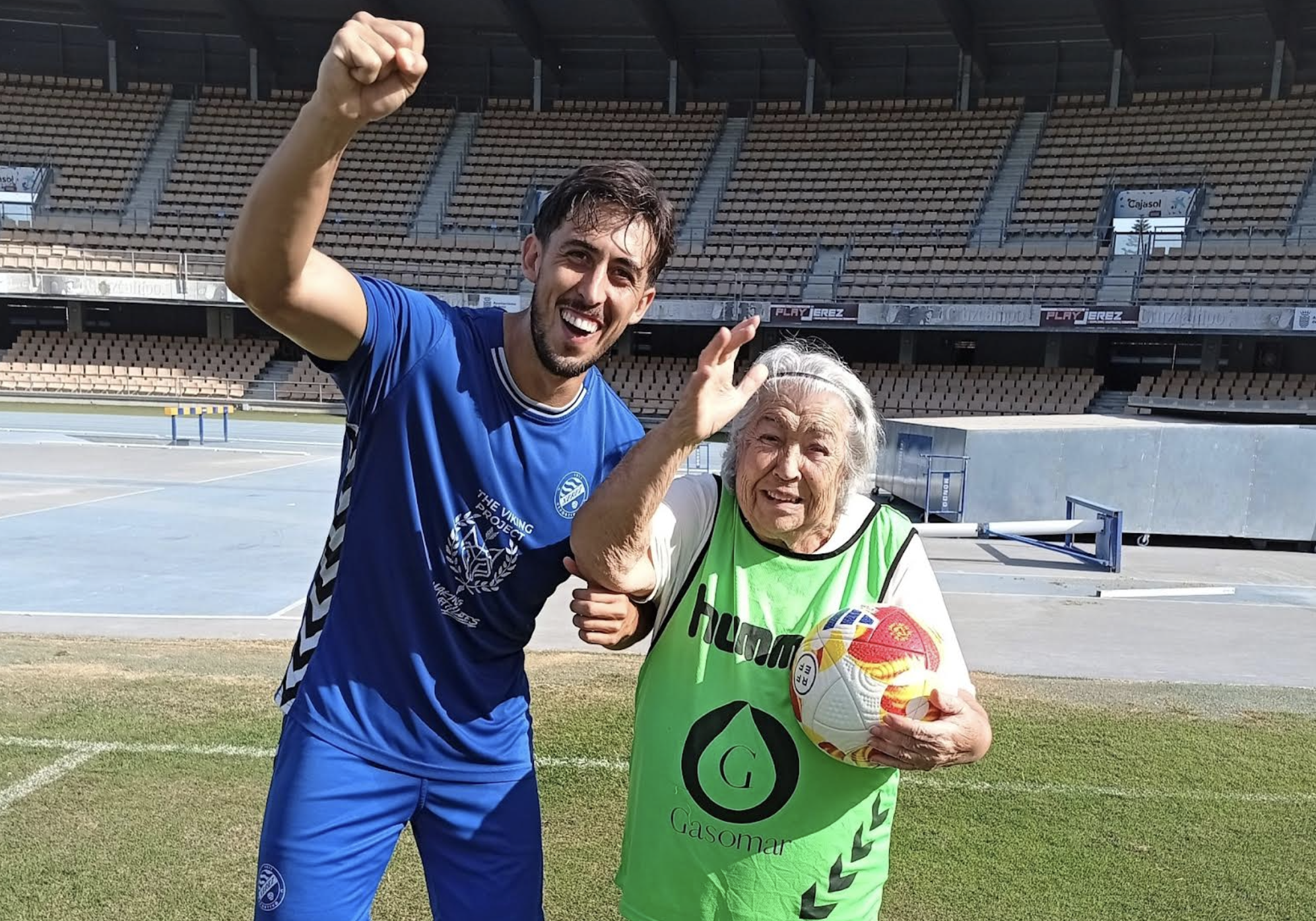 Los mayores de San Juan de Dios disfrutan en el estadio de Chapín en Jerez.