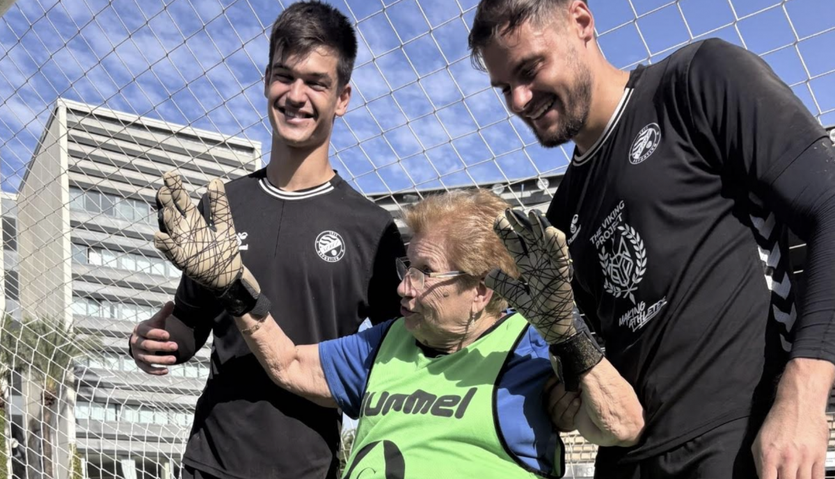Una mujer junto a dos jugadores del Xerez DFC.