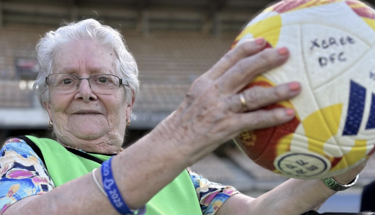 Una mujer posa con un balón.