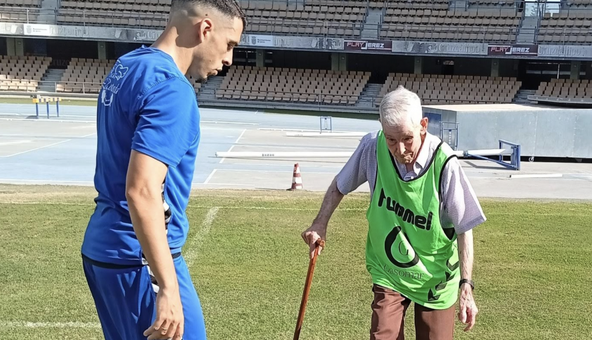 Jugando al fútbol con los jugadores del Xerez DFC.
