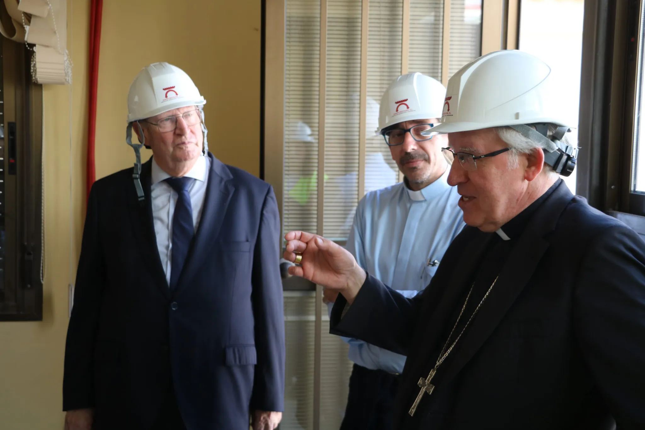 El arzobispo y el presidente del Consejo en el acceso al inmueble en obras. El arzobispo y el presidente del Consejo en el acceso al inmueble en obras.