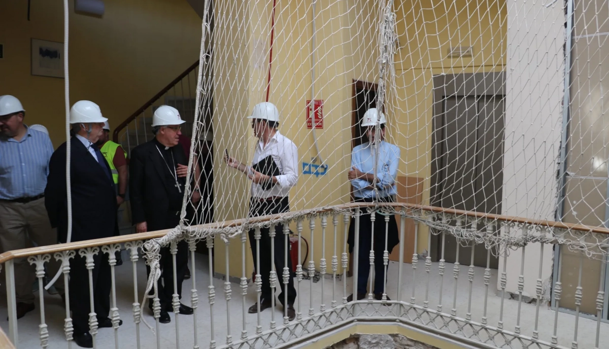 Un momento de la visita al futuro centro de acogida. 