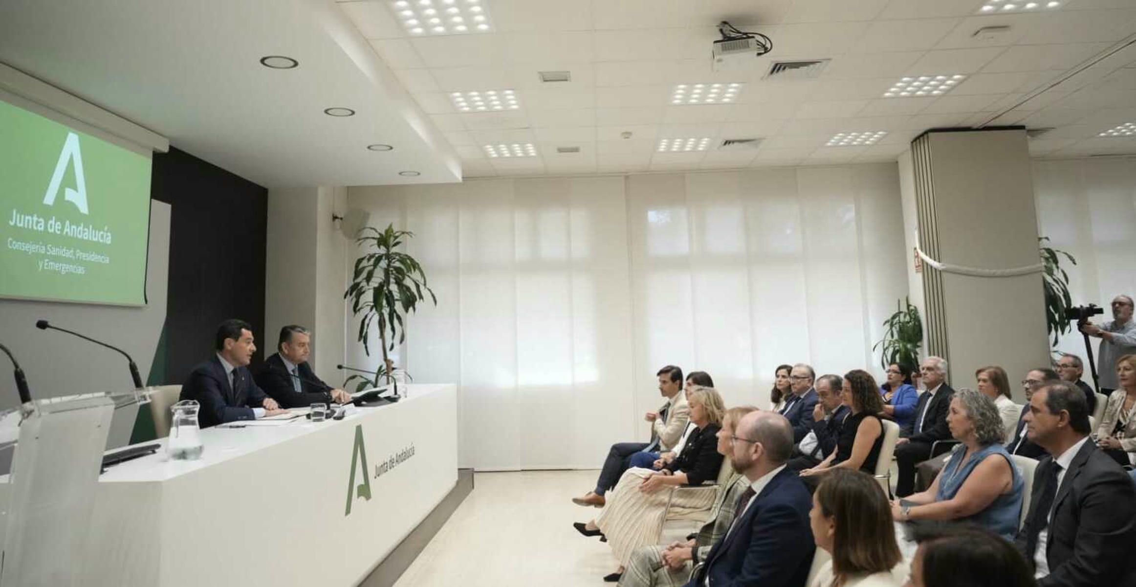 Reunión de trabajo en la Consejería de Sanidad con gerentes de hospitales andaluces.