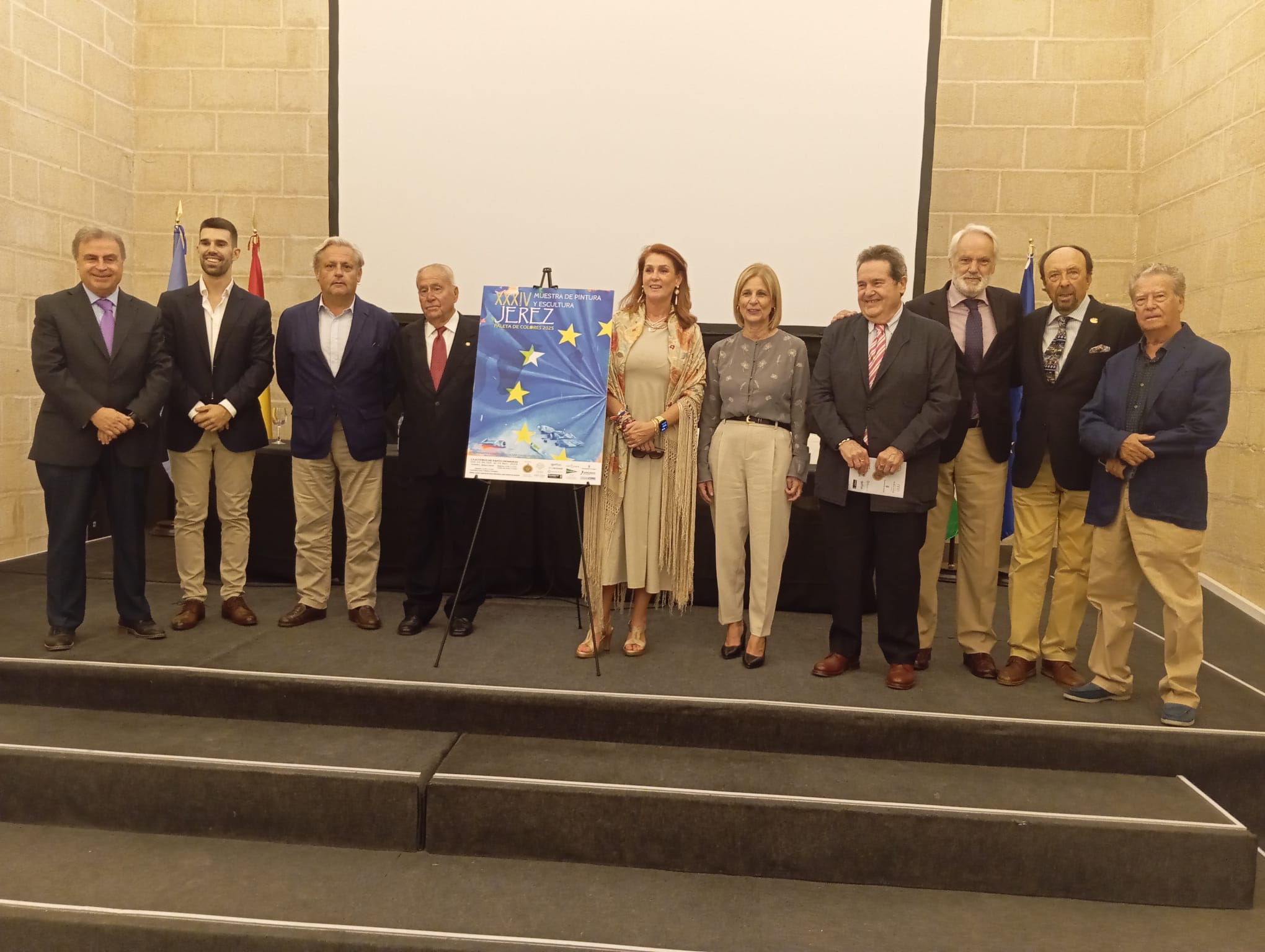 La alcaldesa, la madrina de honor de la muestra y organización posando con el cartel de 'Jerez, Paleta de Colores'.