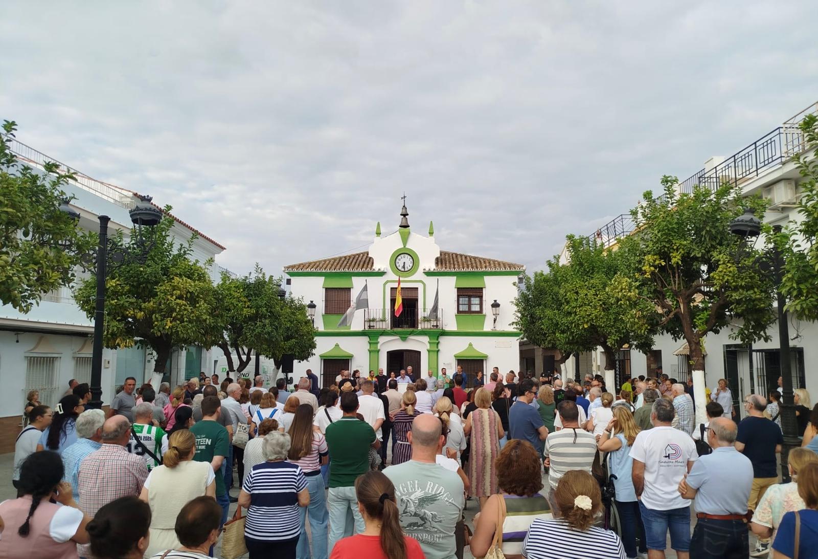 El Ayuntamiento de Puerto Serrano, al fondo, fue escenario de la protesta popular en la tarde de este jueves.
