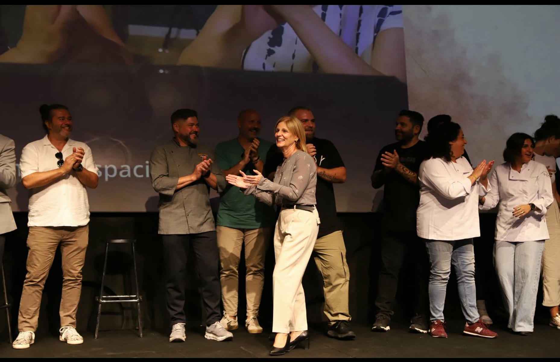 La alcaldesa María José García-Pelayo, junto a algunos de los participantes en el tema musical.