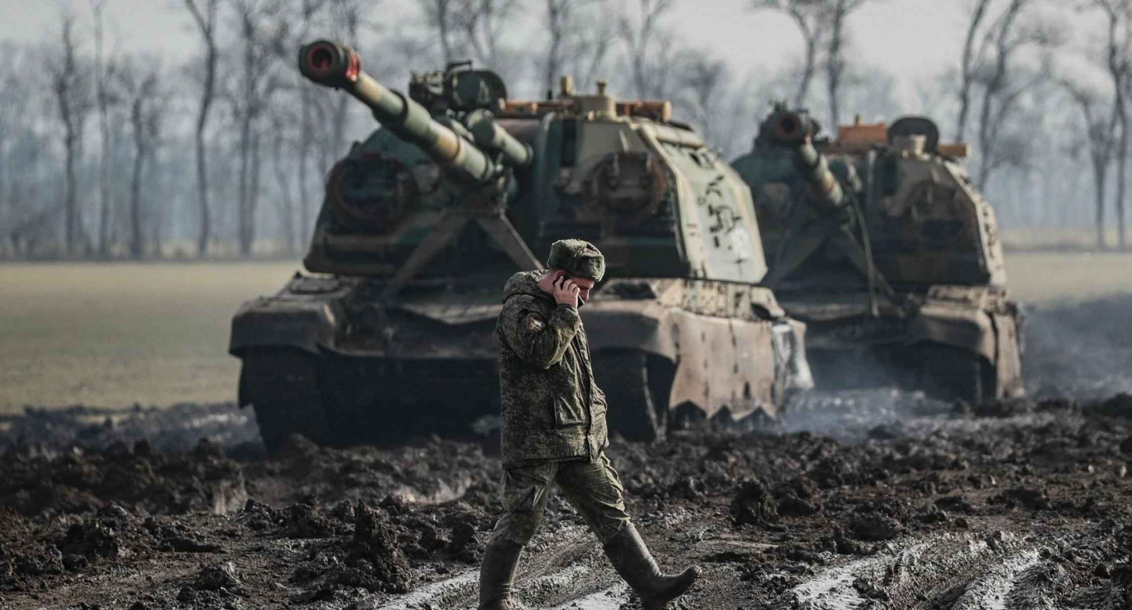 Un soldado, con dos tanques de fondo, en la guerra de Ucrania. Un soldado, con dos tanques de fondo, en la guerra de Ucrania.