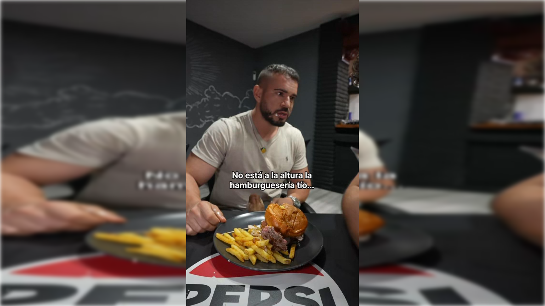 Cenando con Pablo en la hamburguesería sevillana.