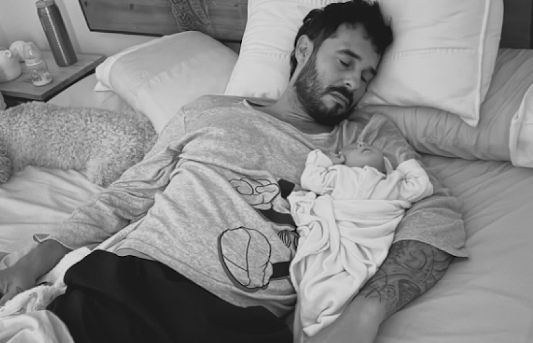 Antoñito Molina durmiendo junto a su hija. Antoñito Molina durmiendo junto a su hija.