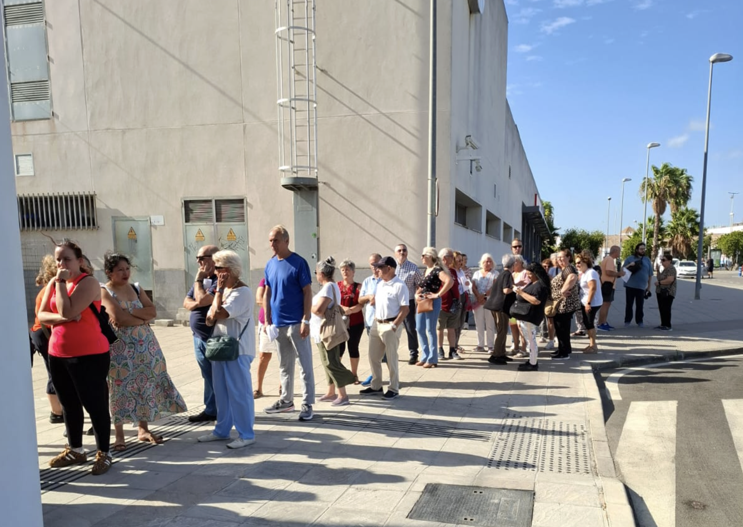 Cola a pleno sol en el intercambiador de transportes de El Puerto.