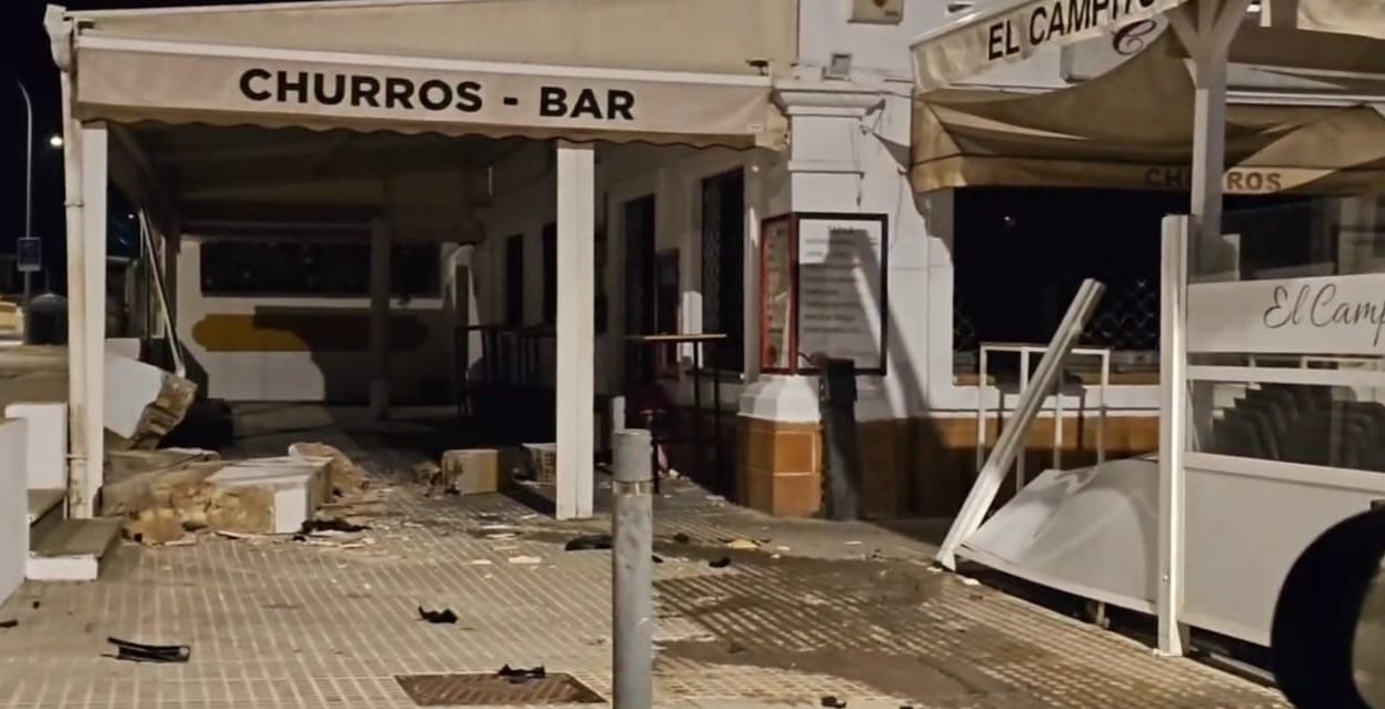 Daños en la cafetería de Chiclana donde se empotró el coche.