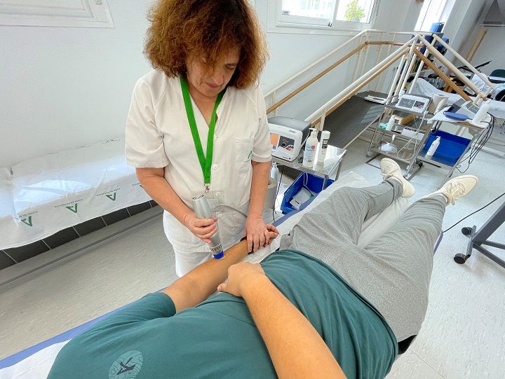 Una fisioterapeuta del SAS, durante un tratamiento.