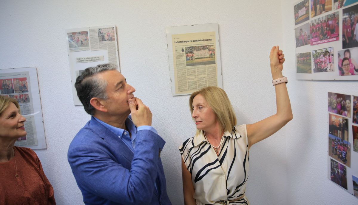 El consejero de Sanidad, Presidencia y Emergencias de la Junta de Andalucía, Antonio Sanz, en Jerez, en la sede de la asociación Amma.