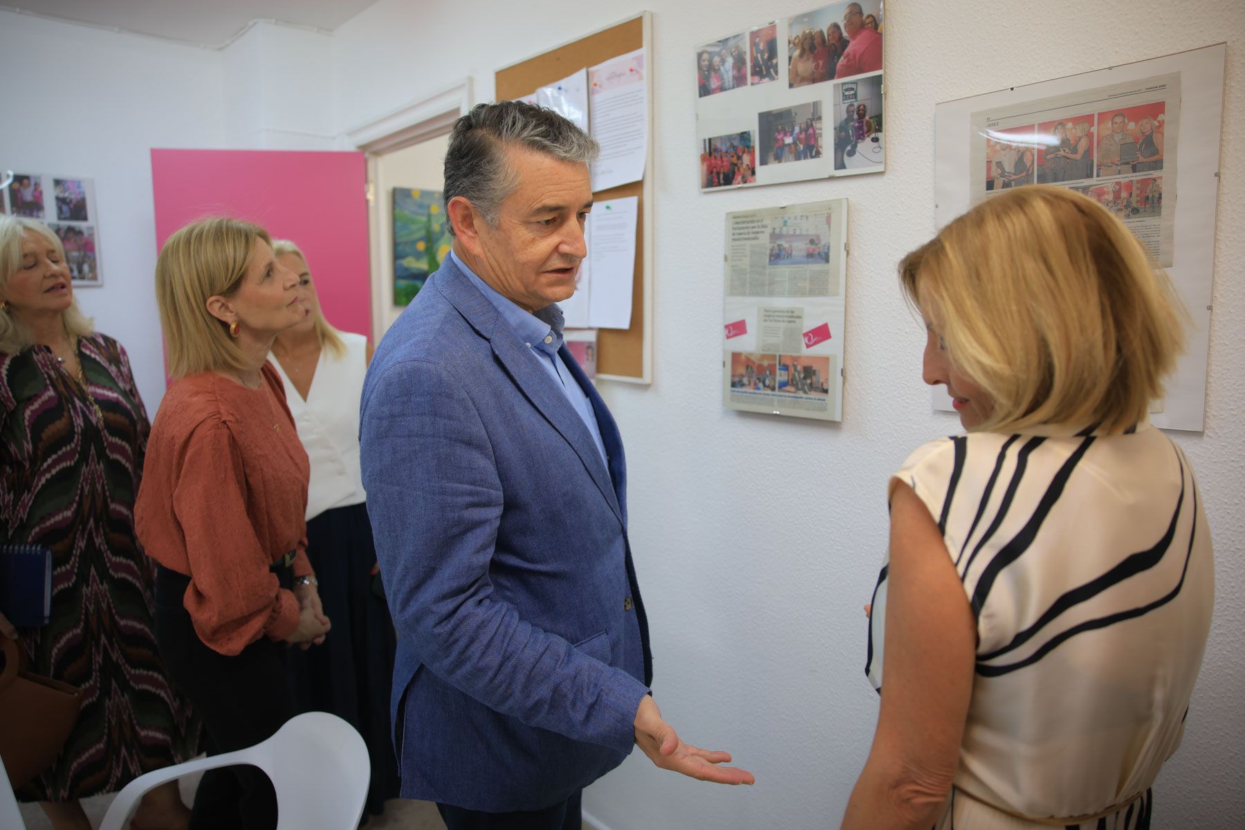 El consejero de Sanidad, Presidencia y Emergencias de la Junta de Andalucía, Antonio Sanz, en Jerez, en la sede de la asociación Amma.