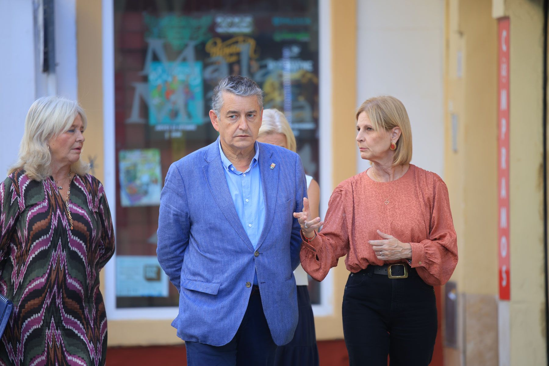 Antonio Sanz, visitando asociaciones de mujeres con cáncer de mama.