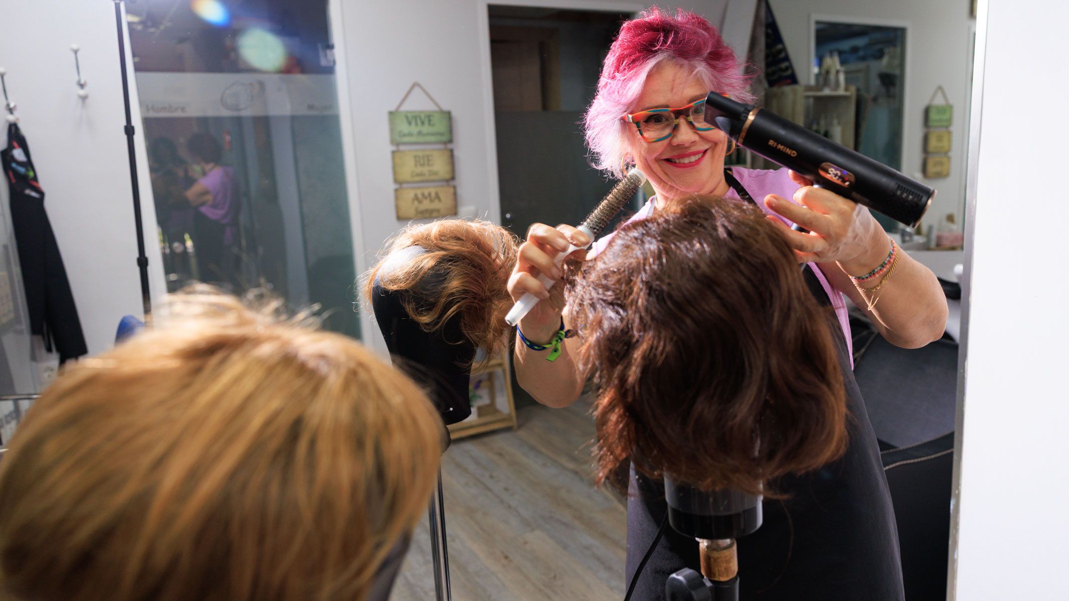 Iluminada arreglando las pelucas.