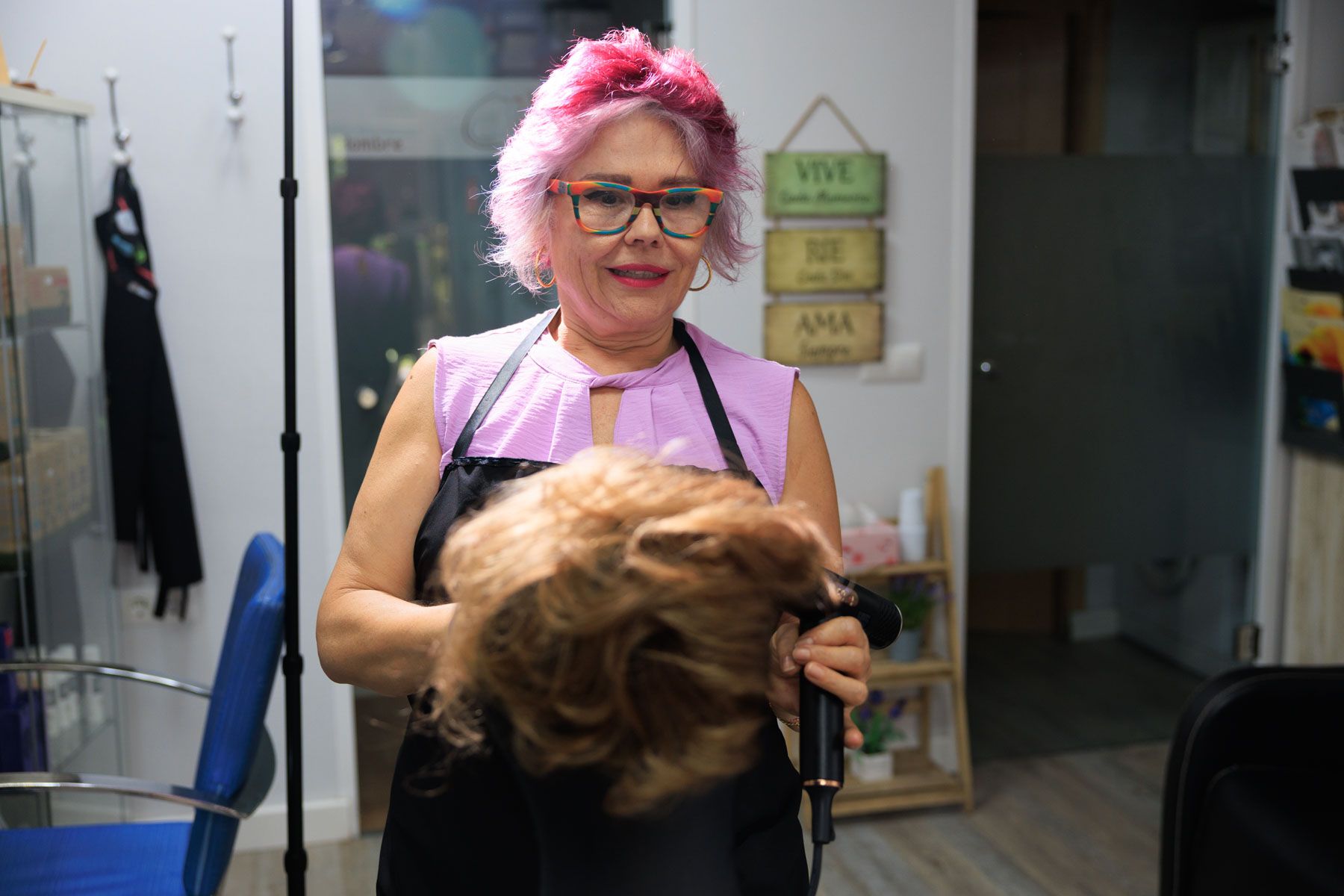 Iluminada peinando una de las pelucas.