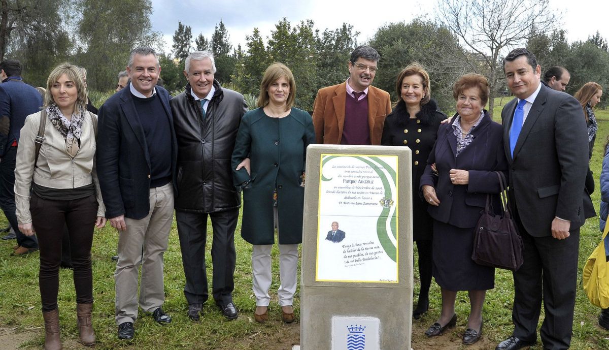 Antonio Sanz, y la entonces alcaldesa María José García Pelayo, en la inauguración del parque a nombre de su padre, en 2013.