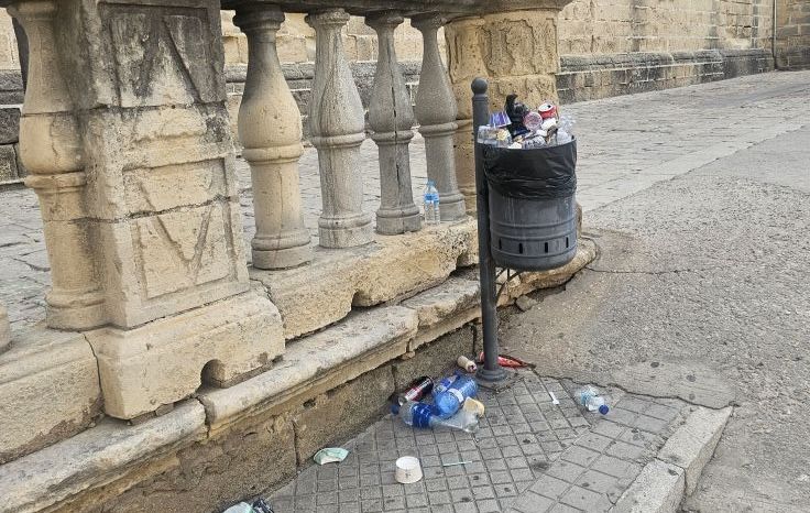 Una papelera, a rebosar, junto a la Catedral de Jerez.