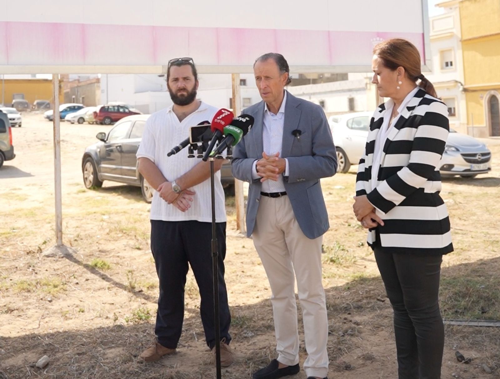 El alcalde de Chiclana, José María Román, en el solar del centro de salud de La Cucarela.
