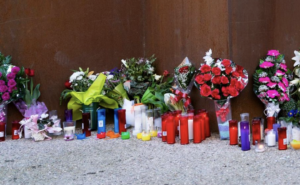 Flores en recuerdo de las gemelas de Sallent tras la tragedia. Flores en recuerdo de las gemelas de Sallent tras la tragedia.