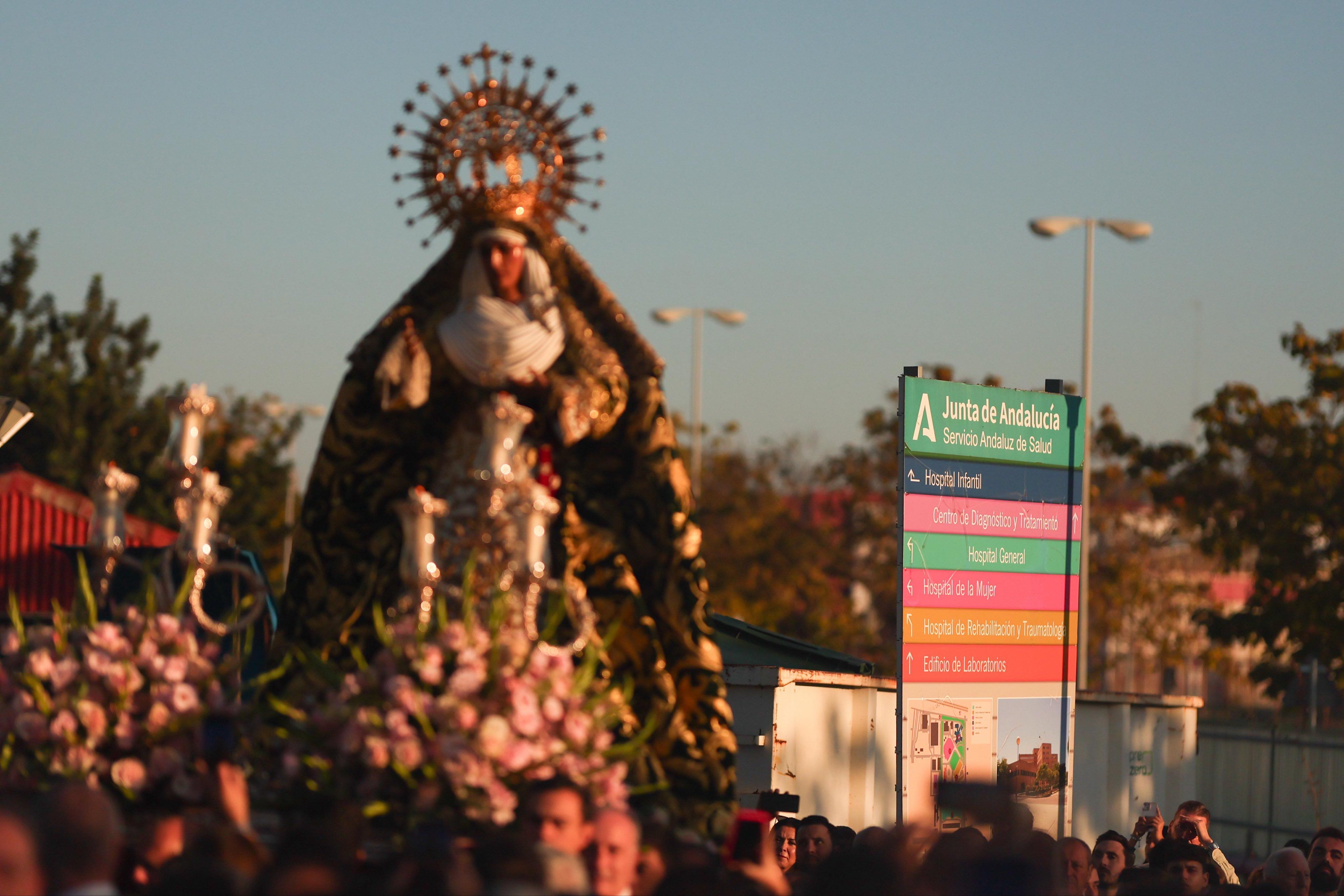 La Esperanza de Triana por el Virgen del Rocío en una imagen de la hermandad. La Esperanza de Triana por el Virgen del Rocío en una imagen de la hermandad.