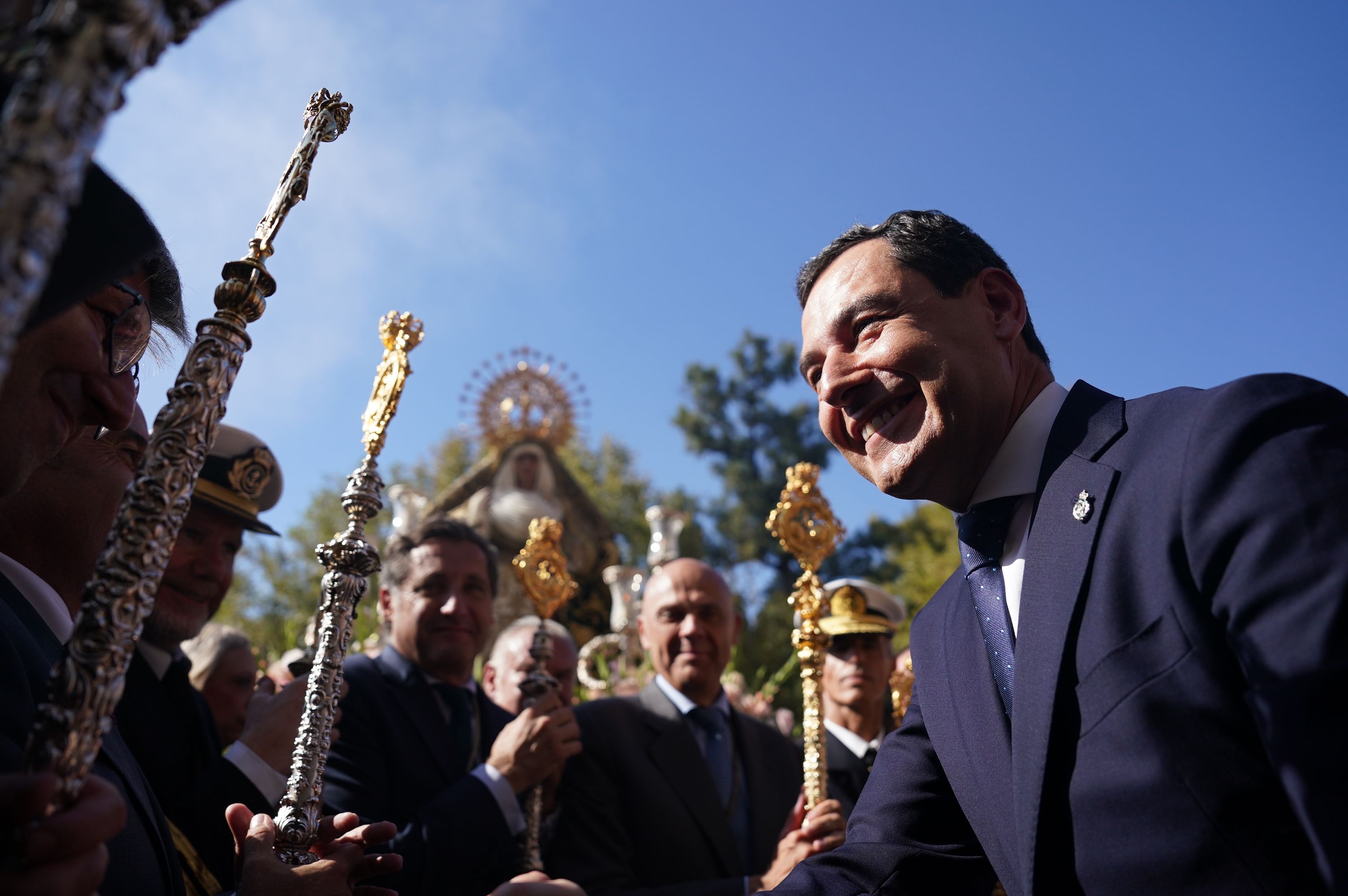 Juanma Moreno junto a la Esperanza de Triana.