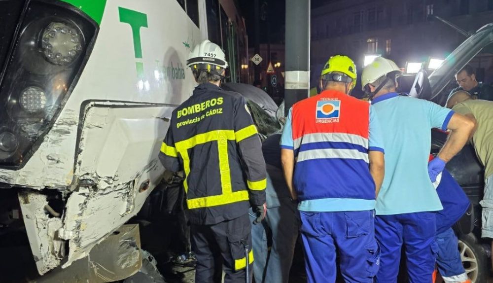 Los trabajos por el accidente del Trambahía se alargaron hasta la noche.