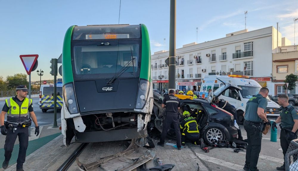 Estado en el que quedó el Trambahía y el coche.