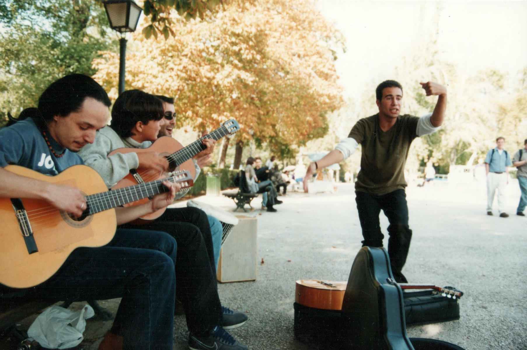 Imagen de hace 25 años de Los Delinqüentes en el madrileño parque de El Retiro.  FOTO: SANTIAGO SECADES