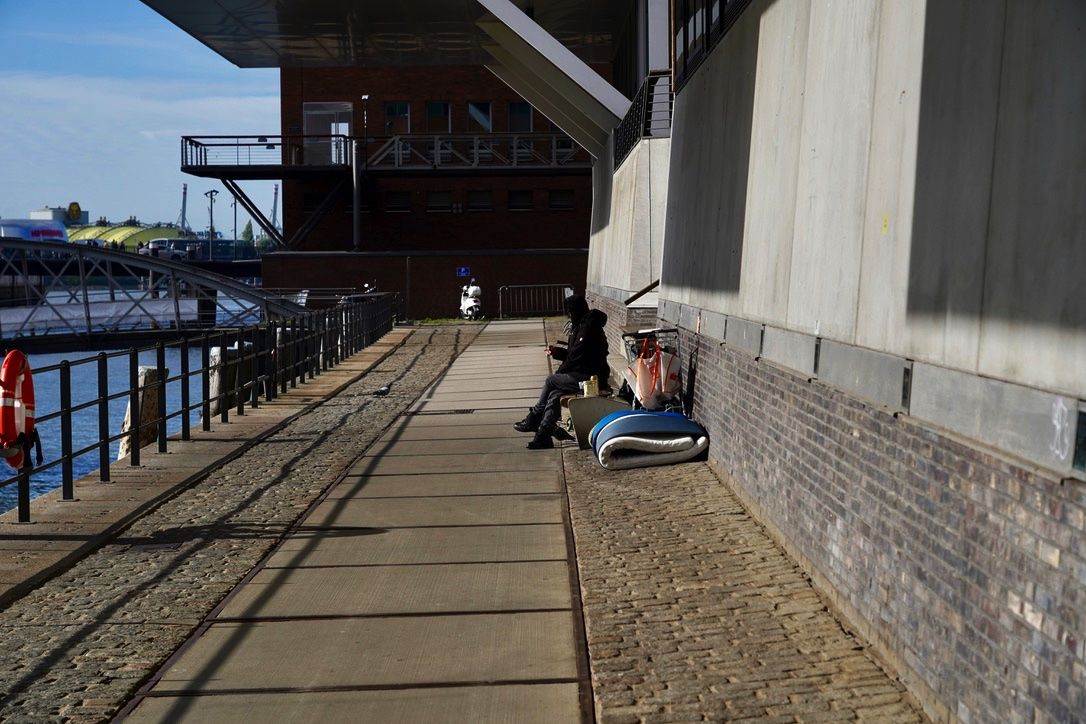Persona bajo un voladizo que vive en la vereda.