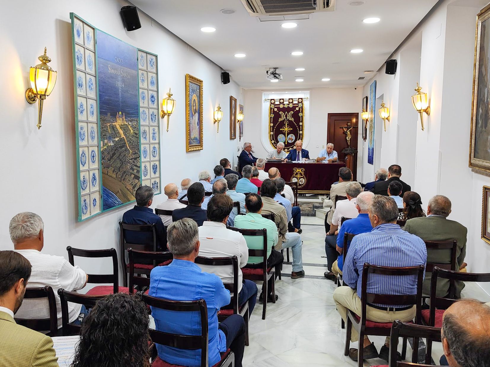 Hermanos mayores de Cádiz en una sesión plenaria. 