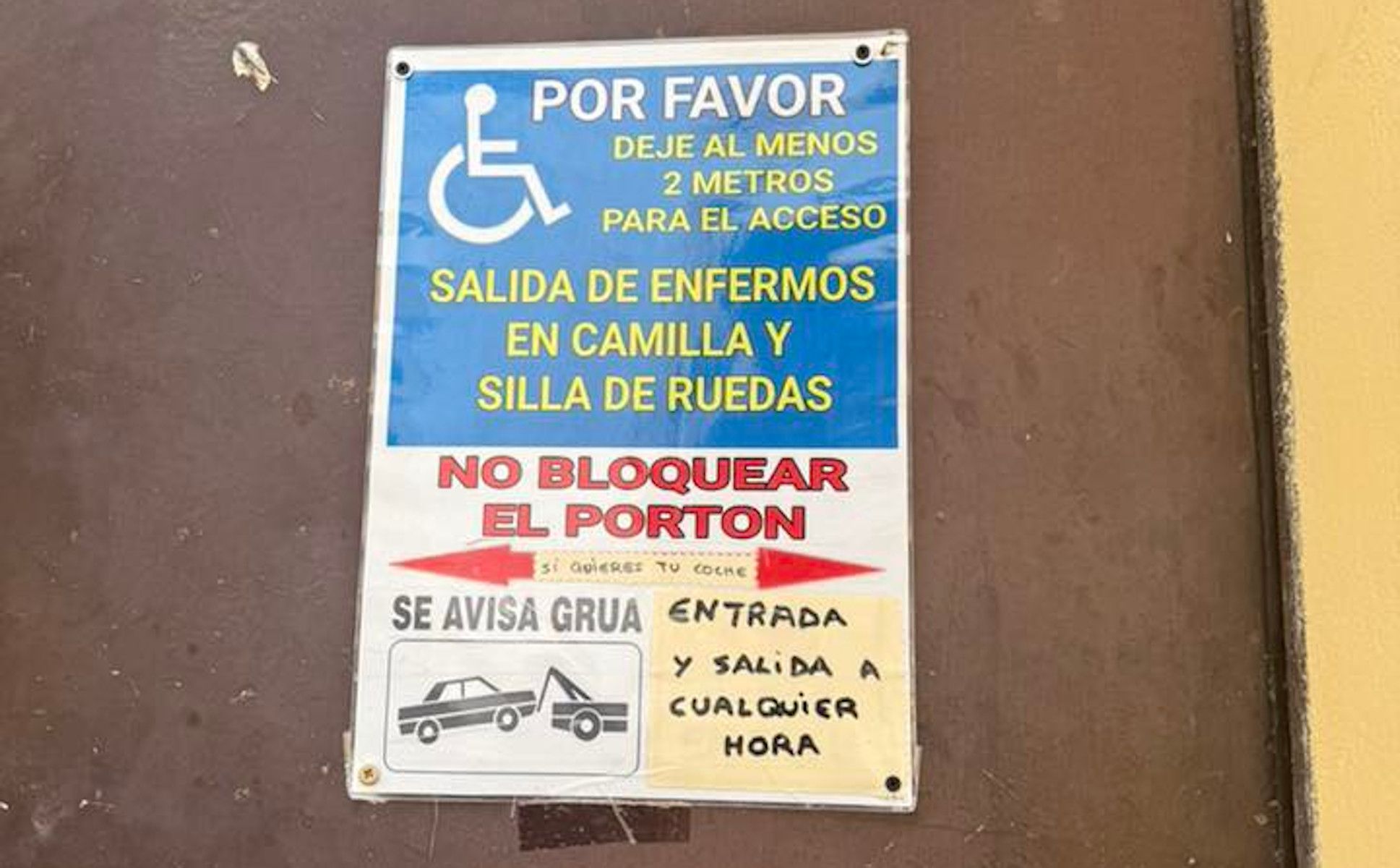 Cartel plastificado colocado en la puerta de una casa en El Puerto.