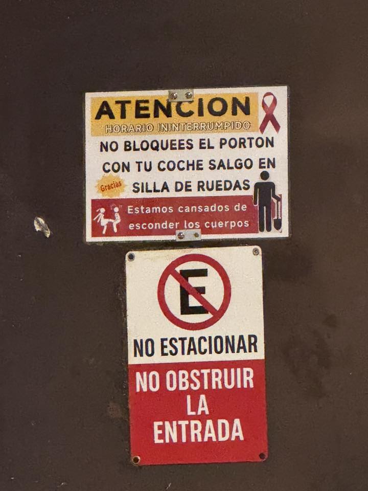 Carteles colocados en la puerta.