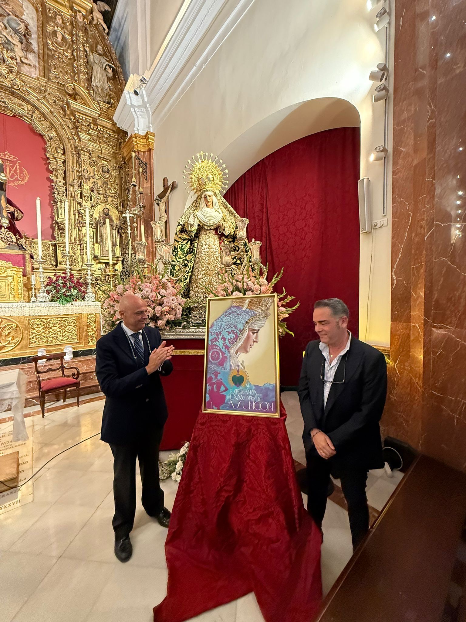 El hermano mayor y el pintor junto al cartel presentado en la capilla de los Marineros. 