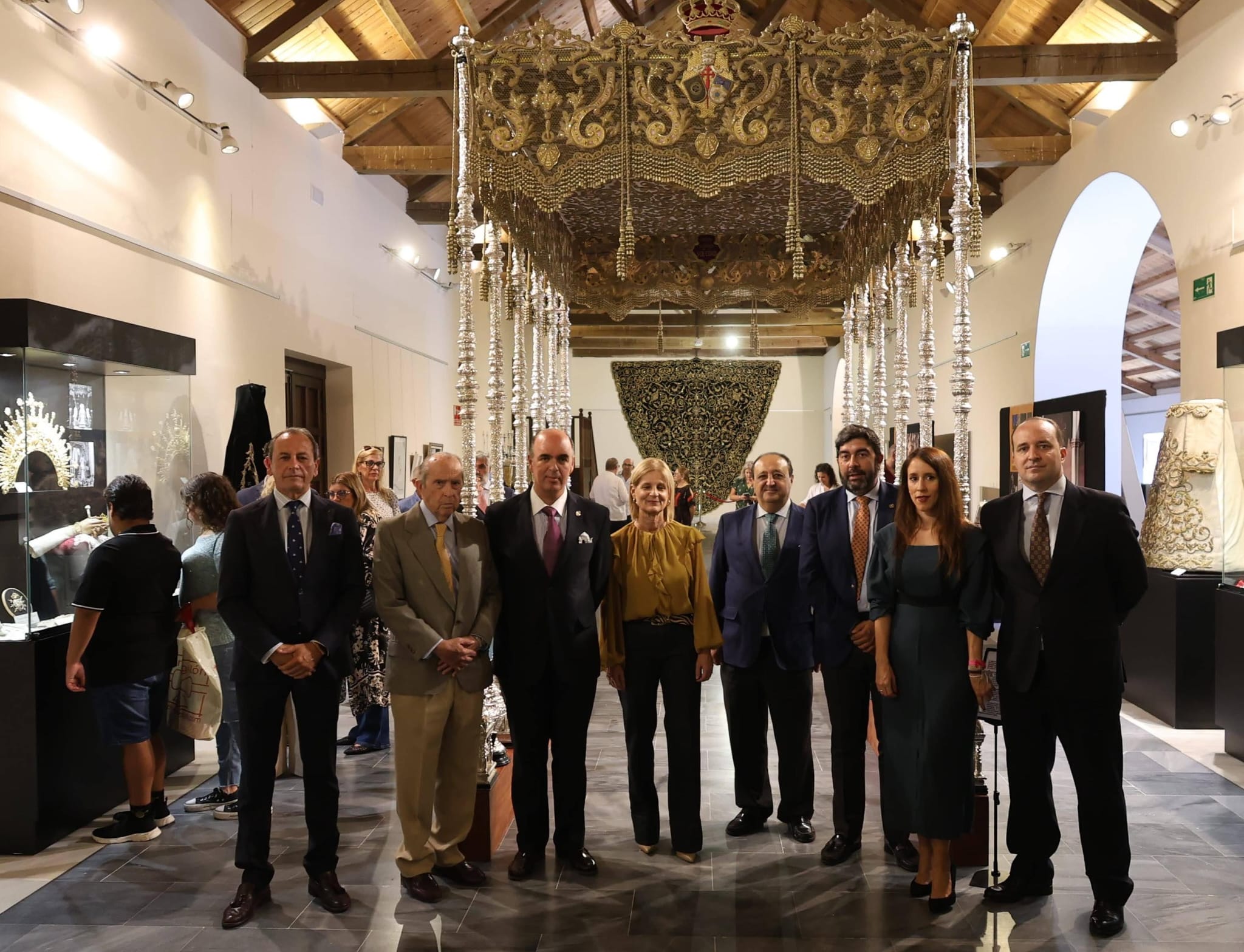 Inauguración de la muestra en la sala donde se expone el palio y varales montado el completo.