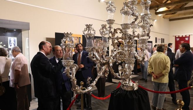 Candelabro de cola del palio de la Soledad, una de las piezas destacadas.