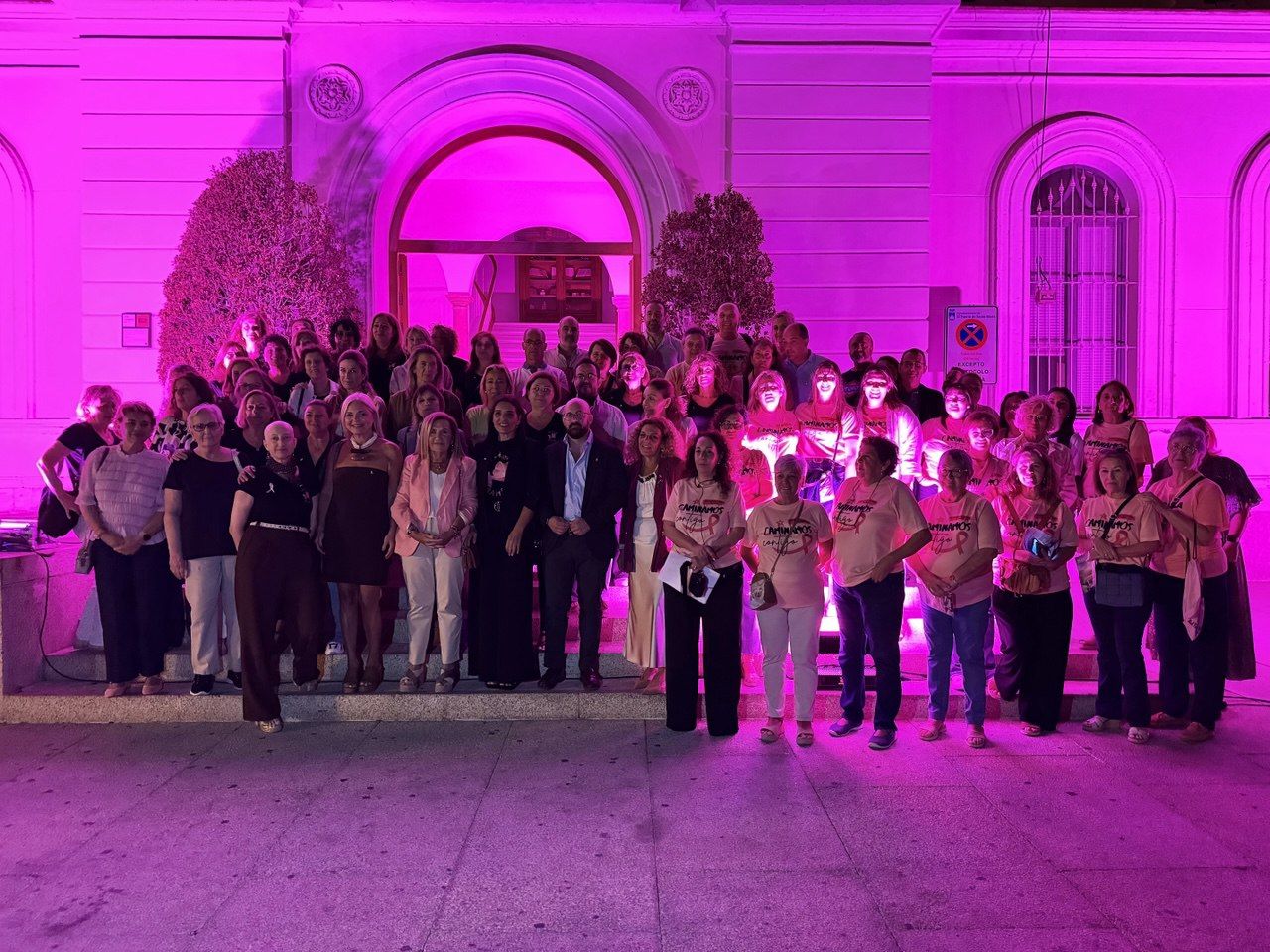 Iluminación de la fachada del Ayuntamiento de El Puerto este 19 de octubre.