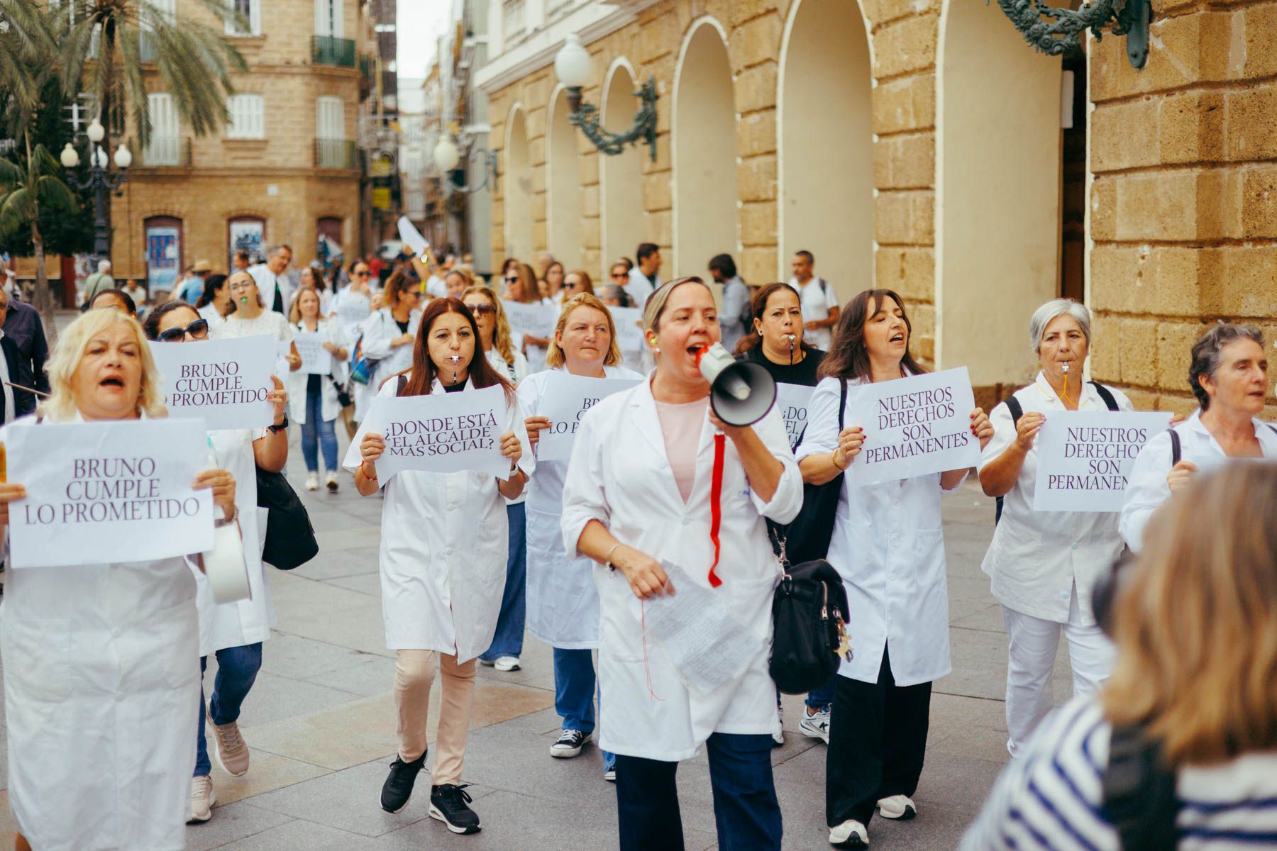 Las trabajadoras de ayuda a domicilio, este lunes en la primera de sus concentraciones ante el Ayuntamiento de Cádiz.