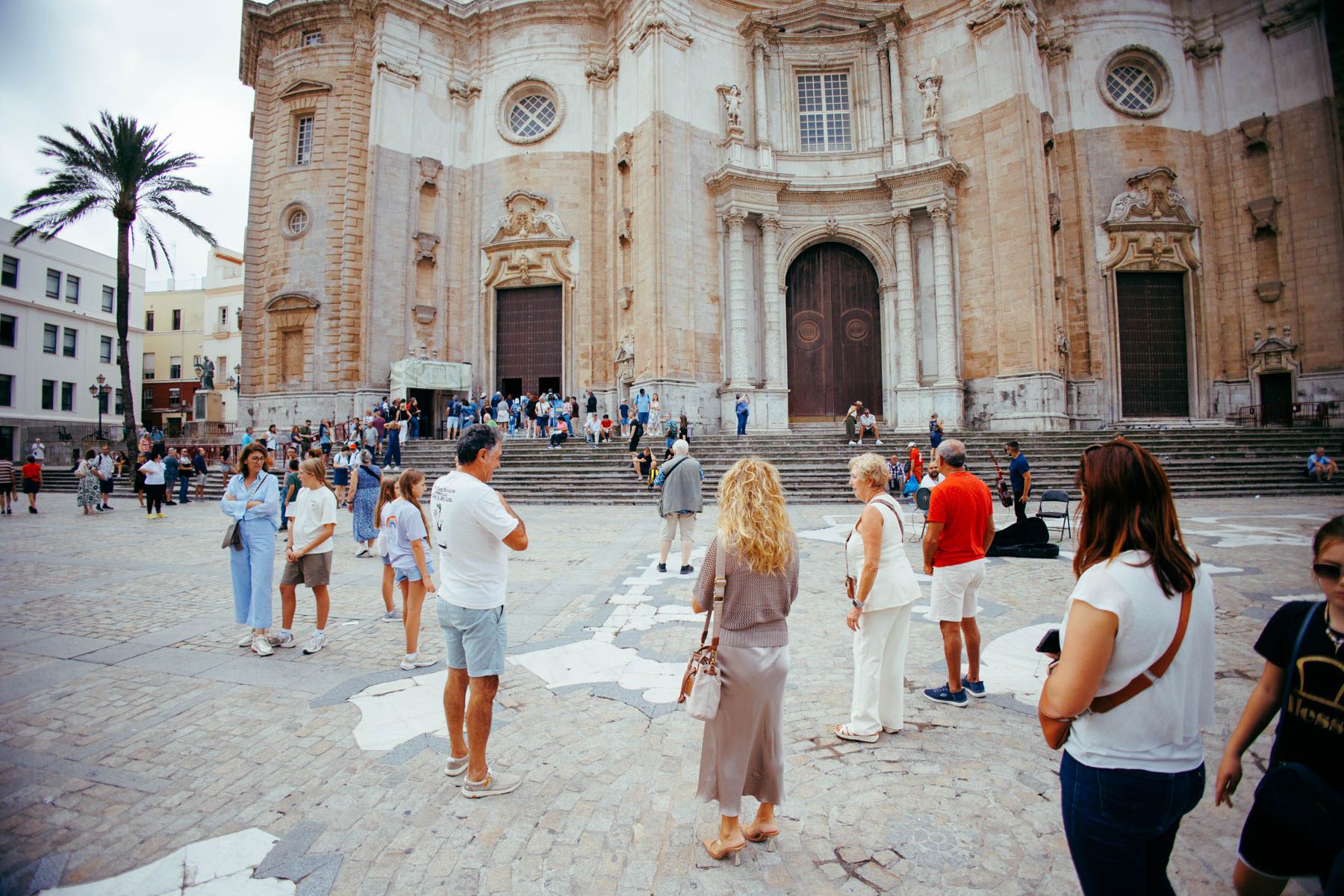 Terrazas en la Catedral de Cádiz, en el centro de la capital.