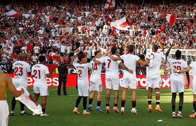 Jugadores del Sevilla, celebrando una victoria reciente.