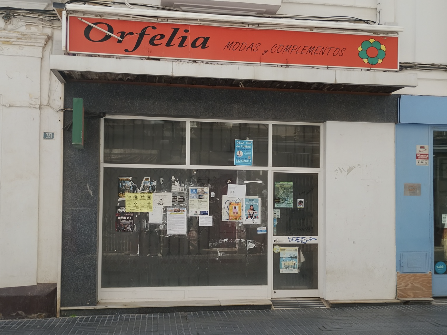 Otro de los negocios cerrados en la calle Luna.