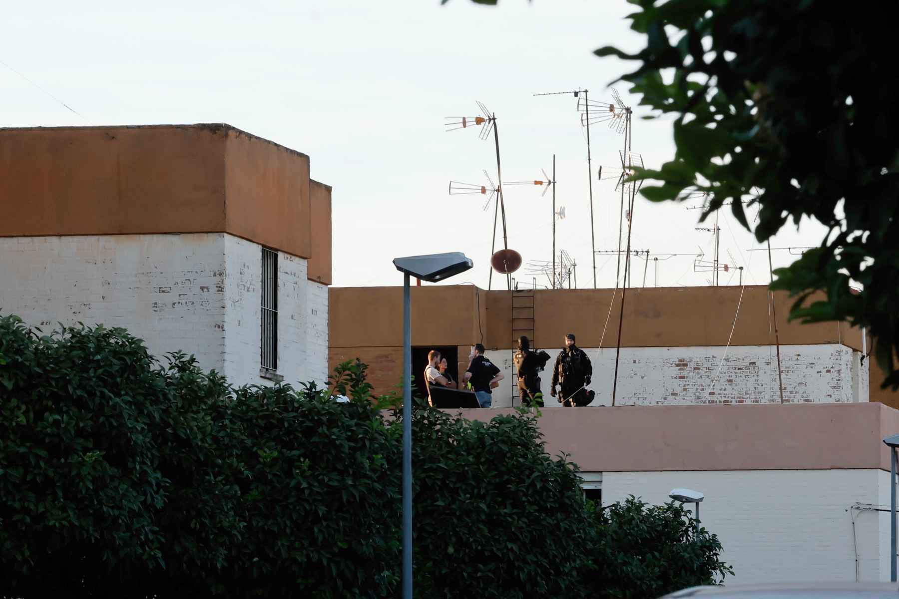 Una imagen del despliegue policial tras el atrincheramiento de un hombre en Brenes.   FOTO: EFE/José Manuel Vidal