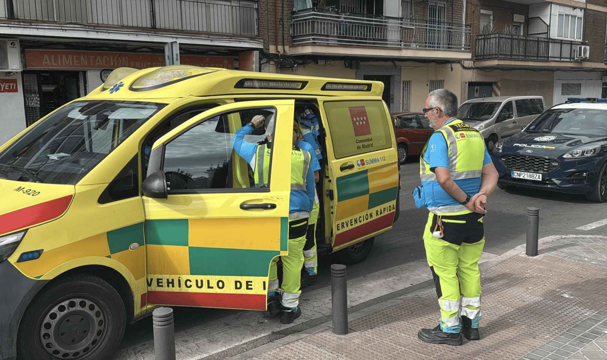 Personal sanitario en el lugar del crimen.