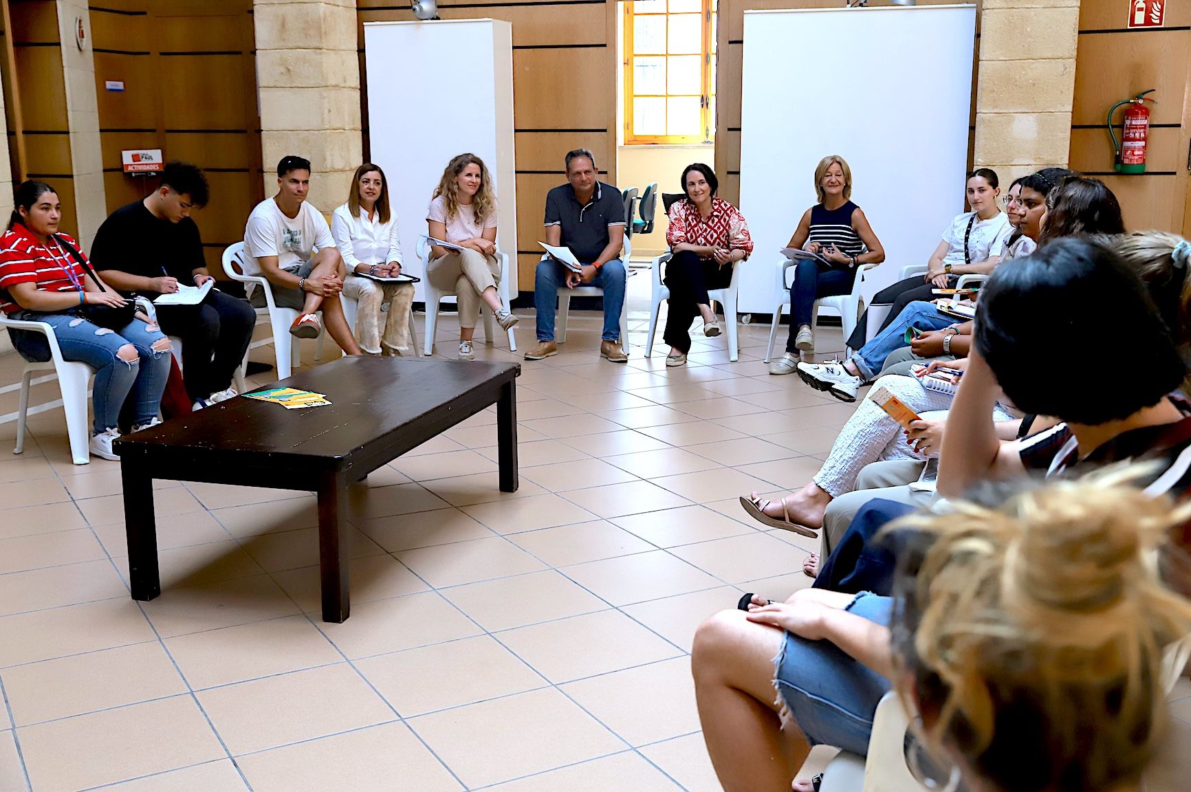 Una reunión del Ayuntamiento de Jerez con jóvenes.