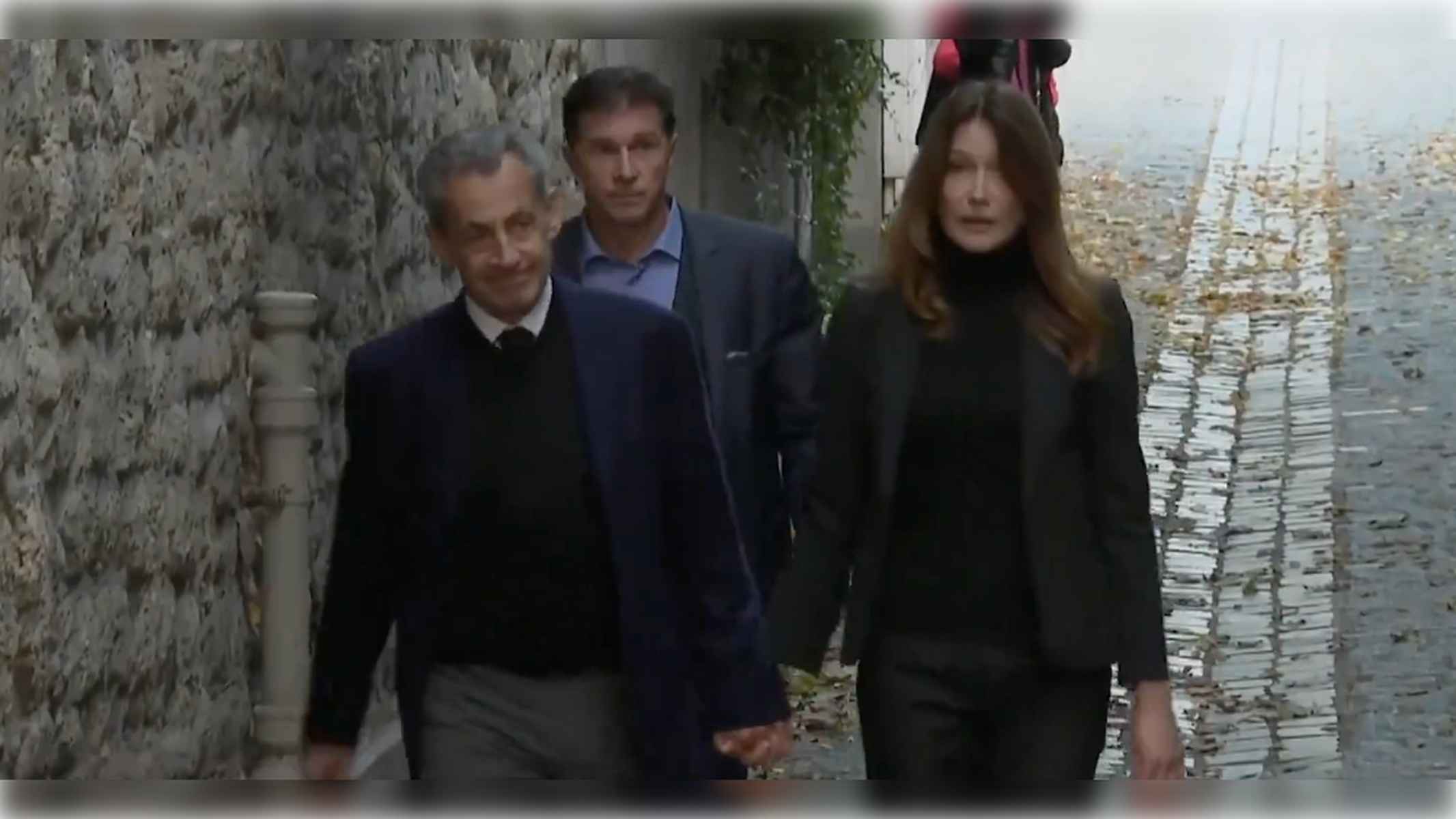 Nicolas Sarkozy, de la mano de Carla Bruni, camino de prisión. Nicolas Sarkozy, de la mano de Carla Bruni, camino de prisión.