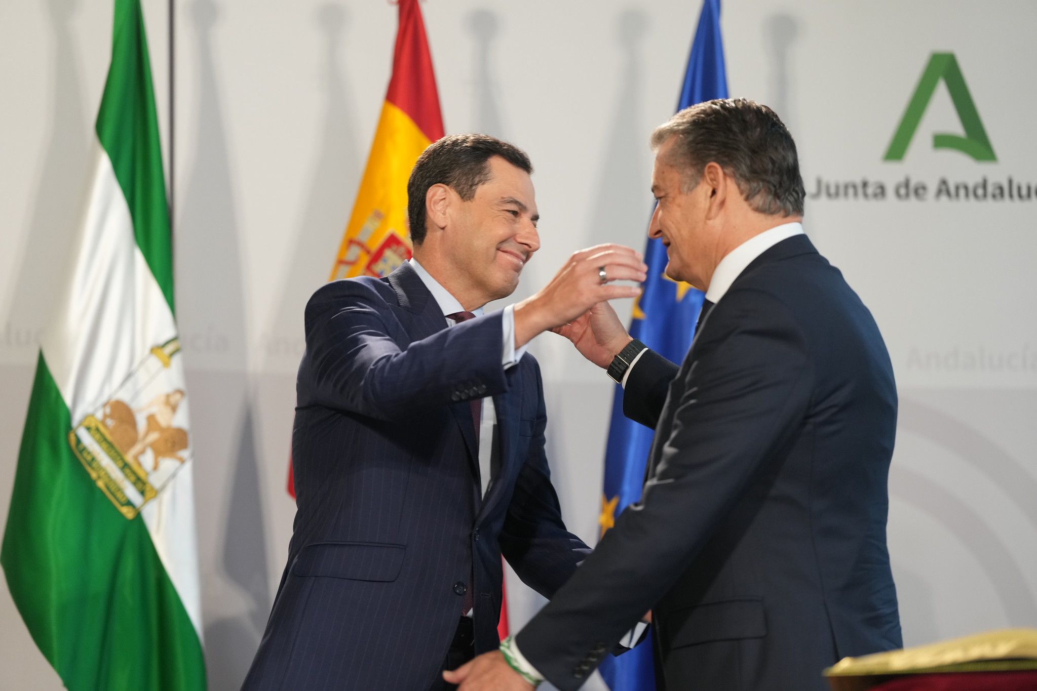 Juanma Moreno junto a Antonio Sanz.