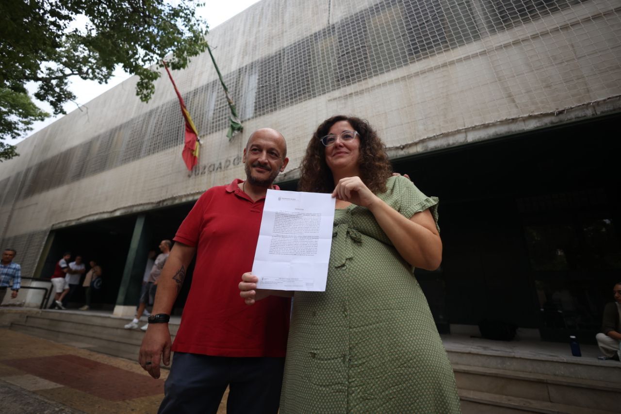 Ruiz Berdejo y Violeta Márquez, de IU, muestran el fallo que les da la razón frente a los juzgados.