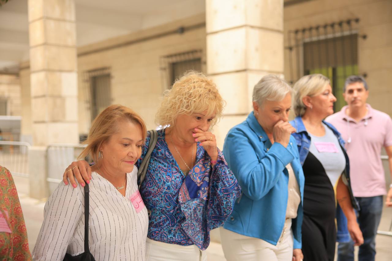 Varias mujeres de Amama, entre ellas Ángela Claverol, en el juzgado.