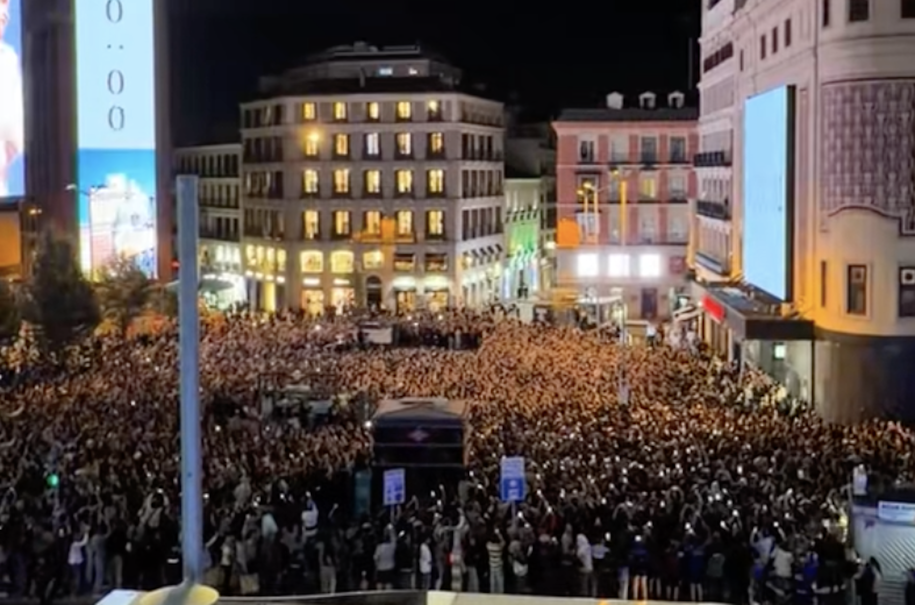 La plaza de Callao en Madrid, hasta la bandera para ver la proyección sorpresa de Rosalía.